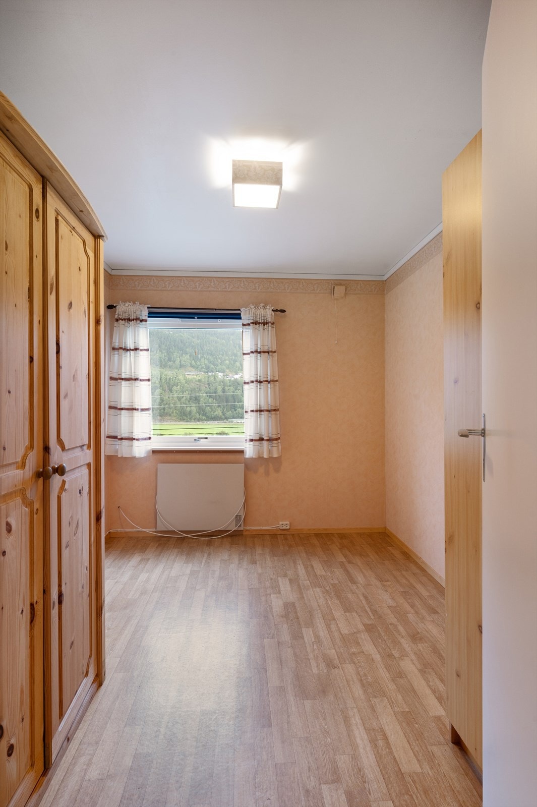 Soverom nummer to, med klesskap. Galleribilde