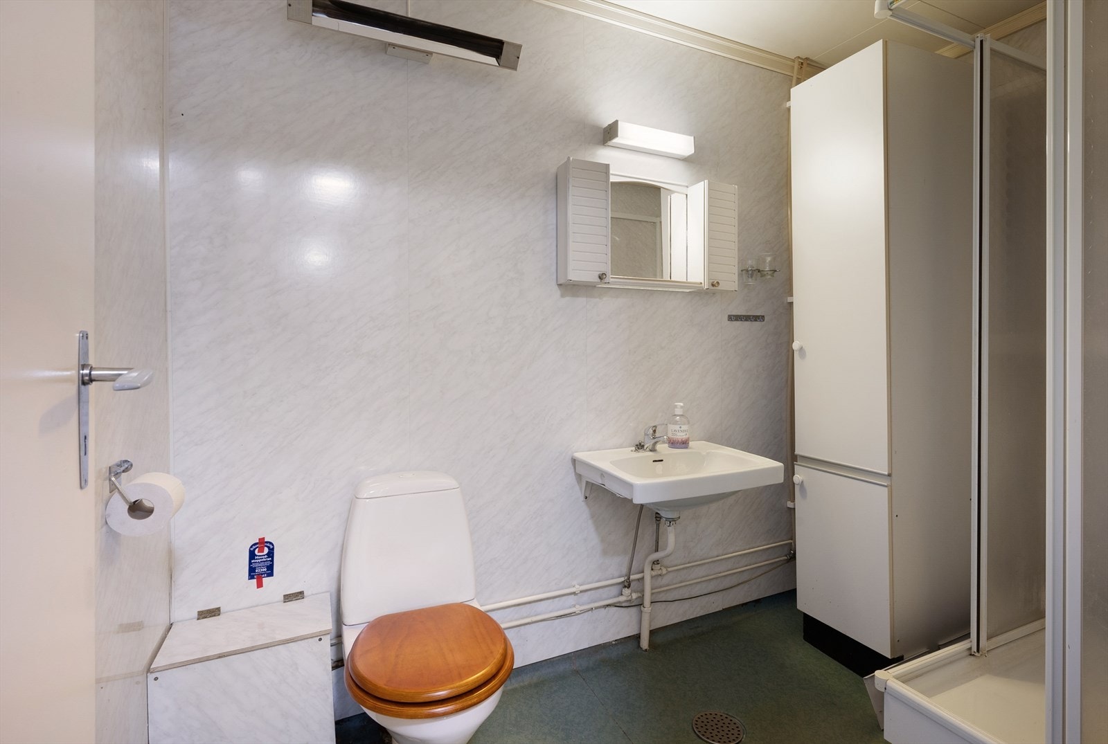 Det er ett bad i boligen. Dette ligger i boligens underetasje. Galleribilde