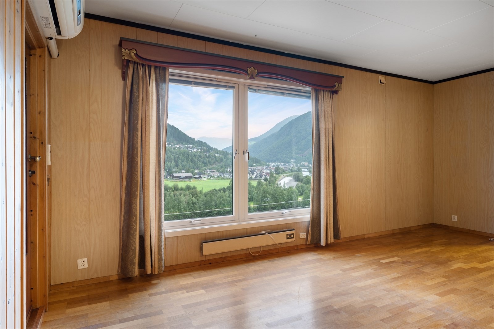 Flott utsikt fra stuevinduene - blant annet mot Otta sentrum. Varmepumpe. Galleribilde