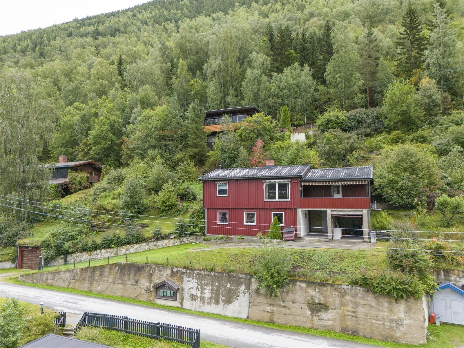 Fra eiendommen er det gangavstand til alle sentrumsfunksjoner som butikker, helsehus, rådhus, togstasjon, idrettshall, skole og barnehage. Galleribilde