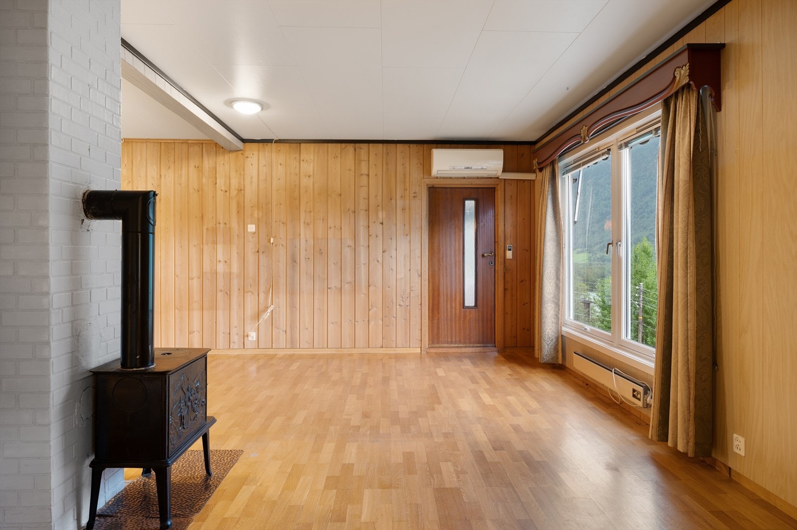 Videre opp i hovedetasjen er det en stor, vinklet stue, kjøkken og et vaskerom. Ut døren rett frem kommer man ut til en overbygd terrasse med videre tilgang til et innredet oppholdsrom. Galleribilde