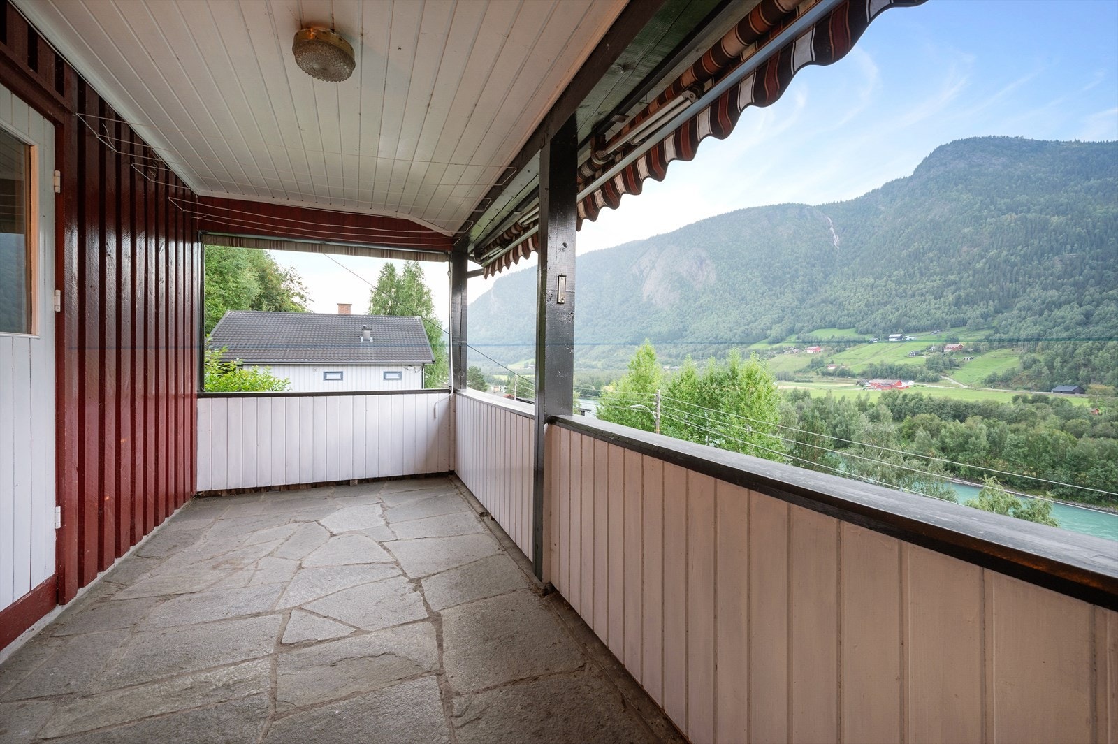 Overbygd terrasse med steinheller. Galleribilde