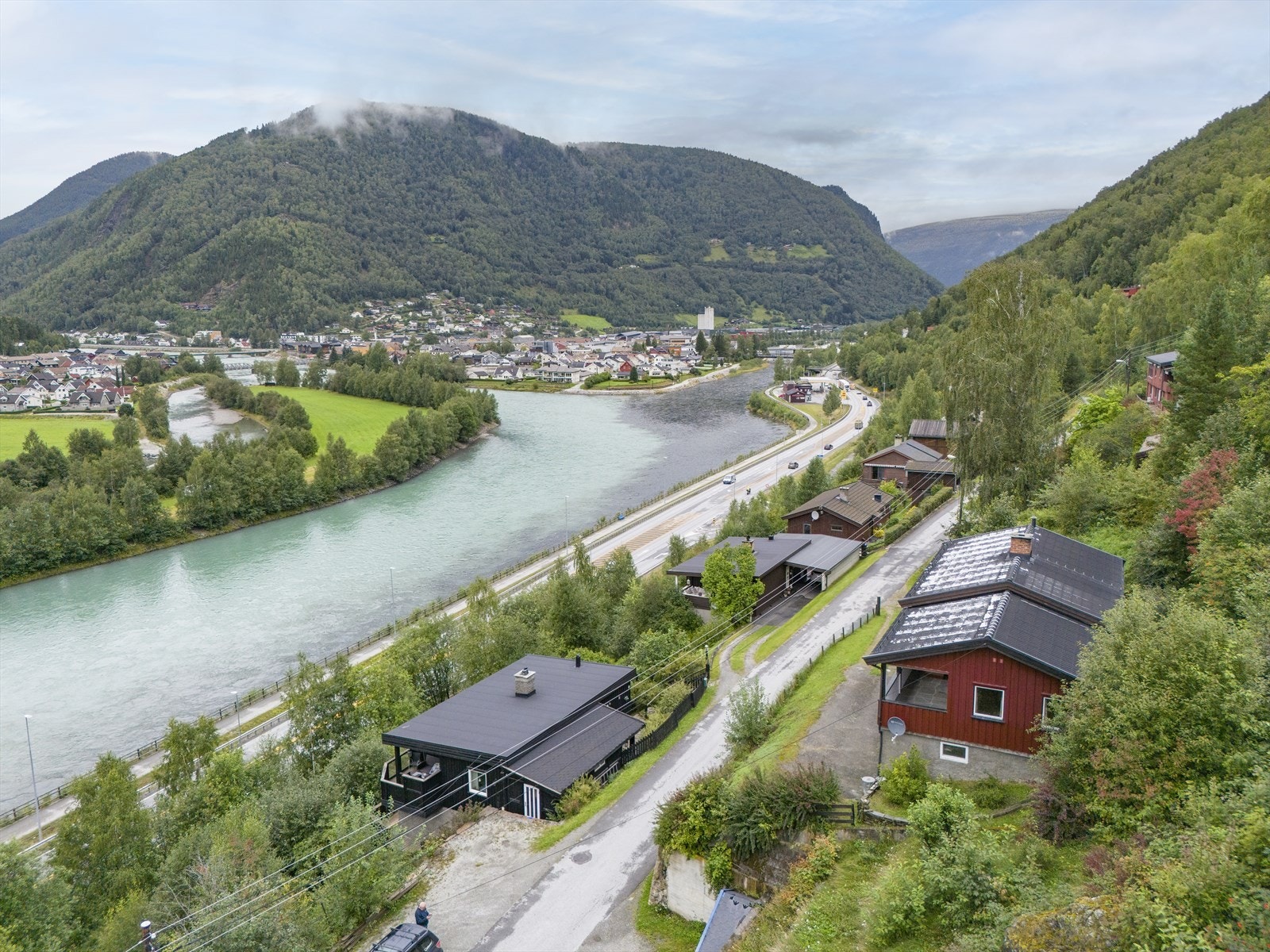 Sinclairvegen 2 ligger fint til med både flott utsikt mot Otta sentrum og god solgang på eiendommen. Galleribilde