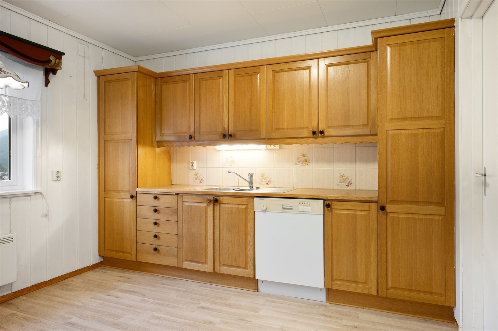 Godt med lagringsplass i skuffer og skap. Galleribilde