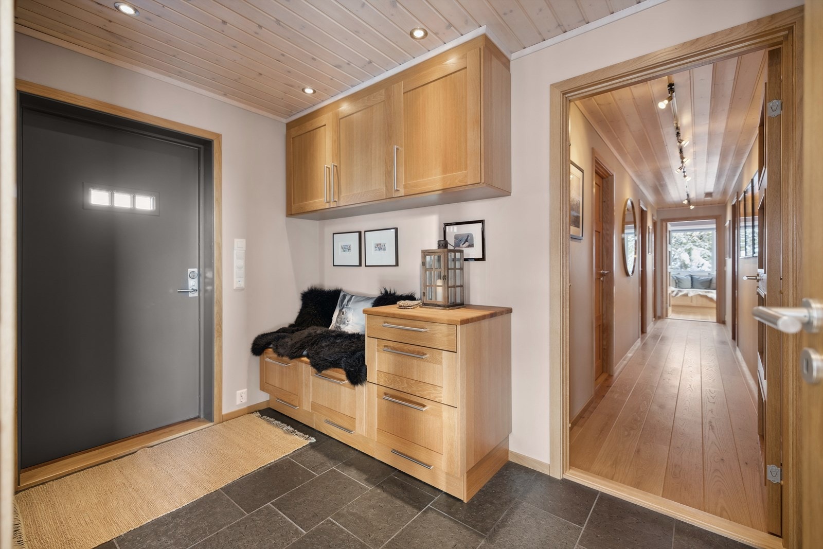 Hall med fastmonterte skap og skuffer. Galleribilde