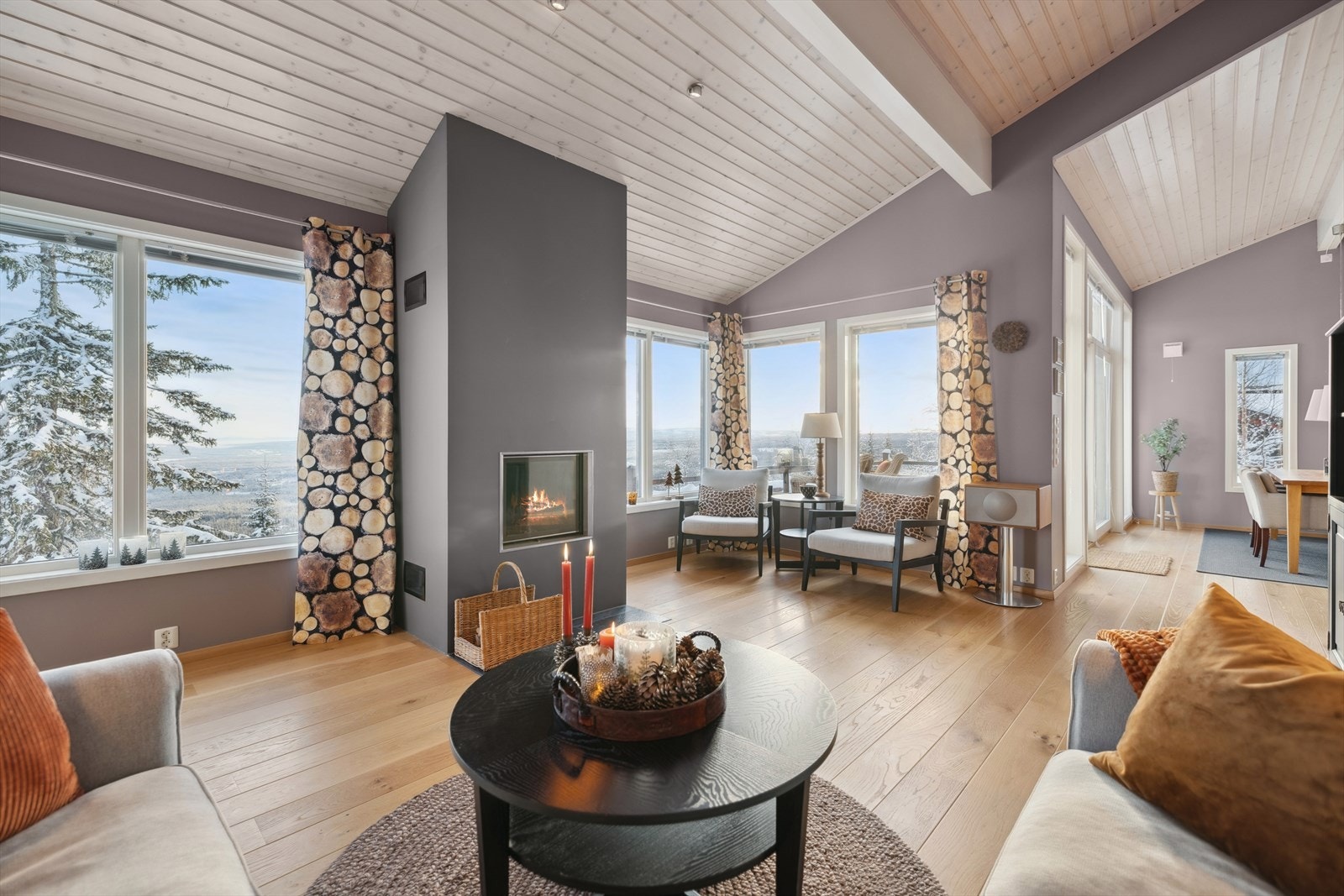 Stuen. Enstavs eikeparkett m/gulvvarme. Brunner peis. Galleribilde