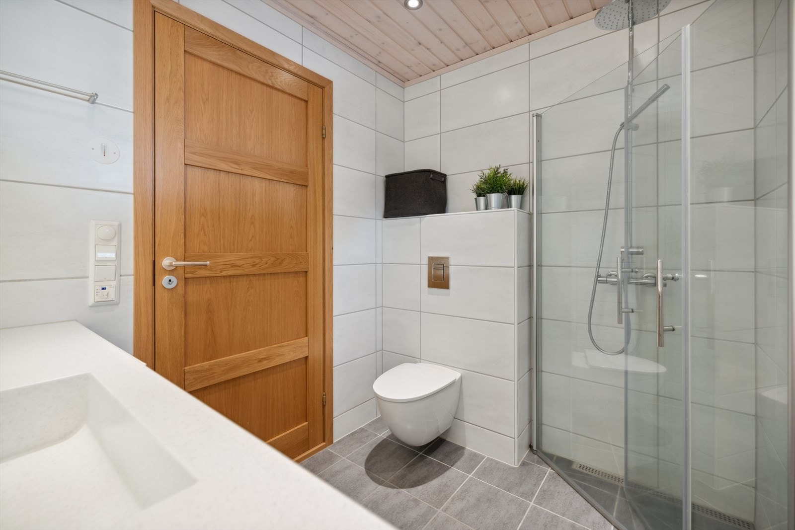 Baderom med rainfalldusj og heldekkende servant i Corian. Galleribilde