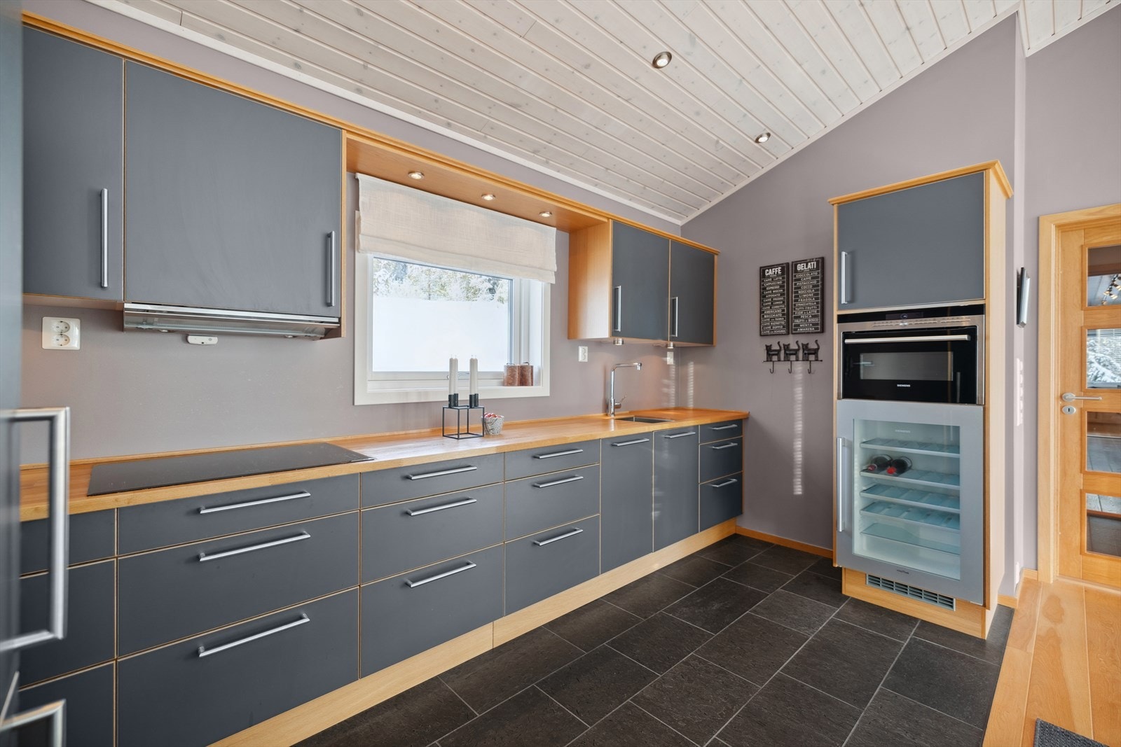 Sigdal kjøkken m/heltre eik benkeplate. Ottaskifer på gulv. Gulvvarme. Galleribilde