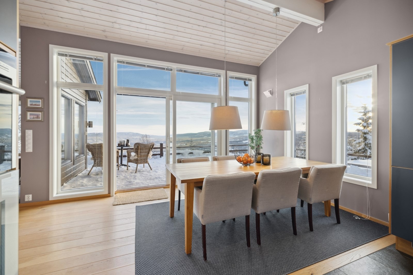 Kjøkkenet og spisestuen har en fantastisk utsikt og direkte utgang til stor solrik terrasse! Enstavs eikeparkett og Ottaskifer på gulv. Galleribilde