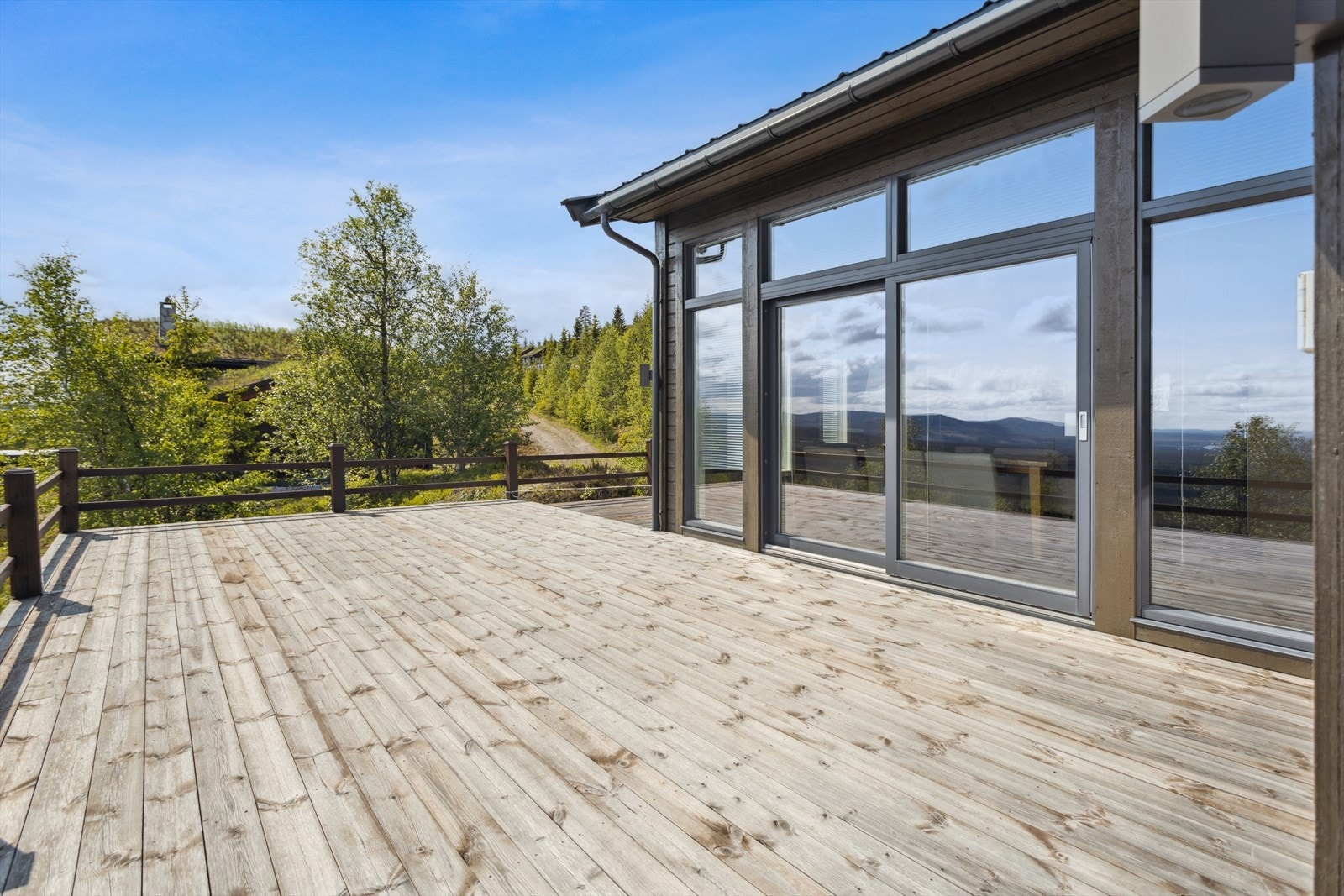 Stor terrasse med gode muligheter for innredning i flere soner. Galleribilde