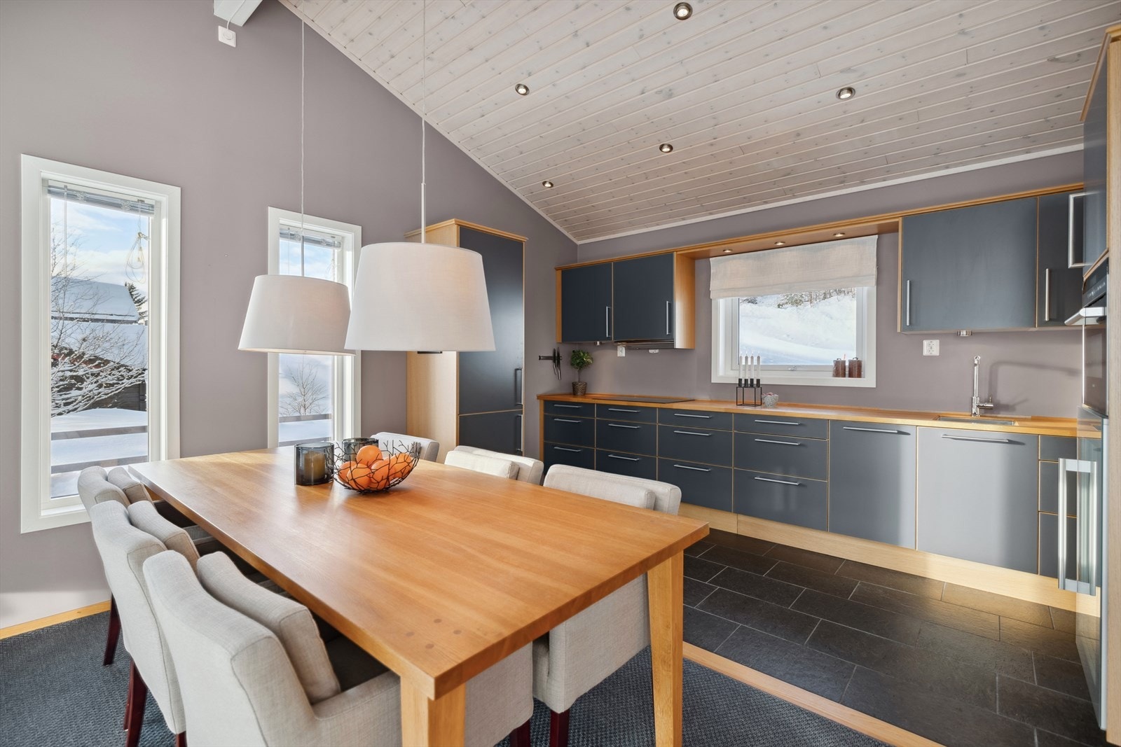 Sigdal kjøkken med heltre benkeplate og integrerte hvitevarer. Galleribilde