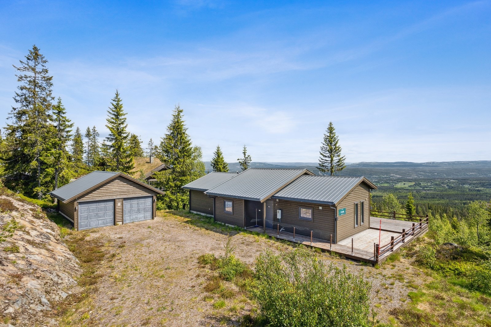 Hytta ble bygget i 2012 og er beliggende på en stor tomt på ca. 1901 m². Galleribilde