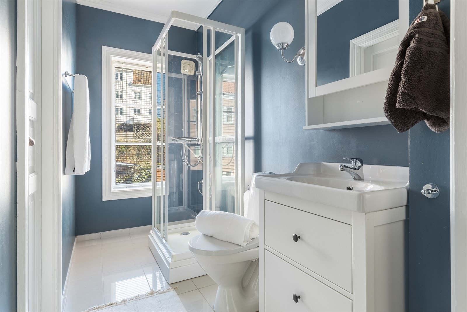 Bad med wc, vask og dusj Galleribilde