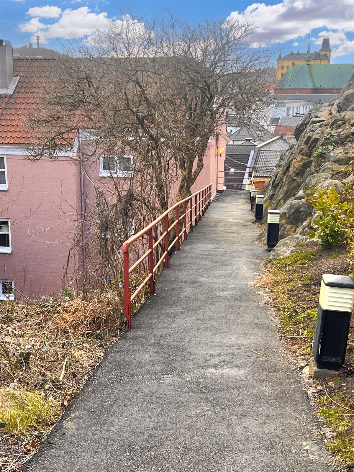 Adkomst med heis fra leiligheten og opp til Skytebanen, deretter kommer du ut og skal videre opp en rampe med varmekabler Galleribilde