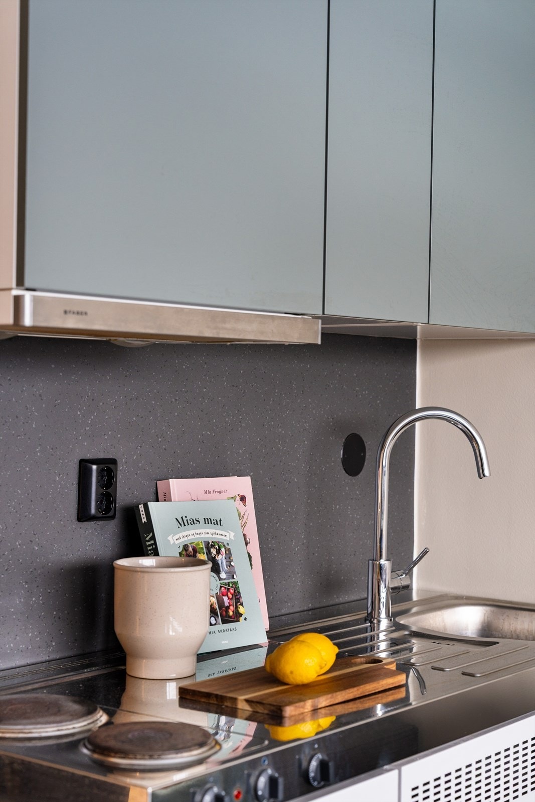 Kjøkkenet har integrert kjøleskap og koketopp. Galleribilde