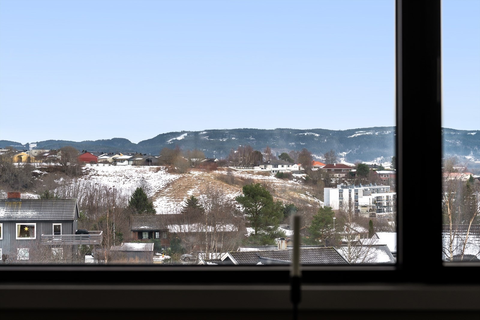 Leiligheten har en flott utsikt fra stuevindu og ligger usjenert til med lite innsyn. Galleribilde