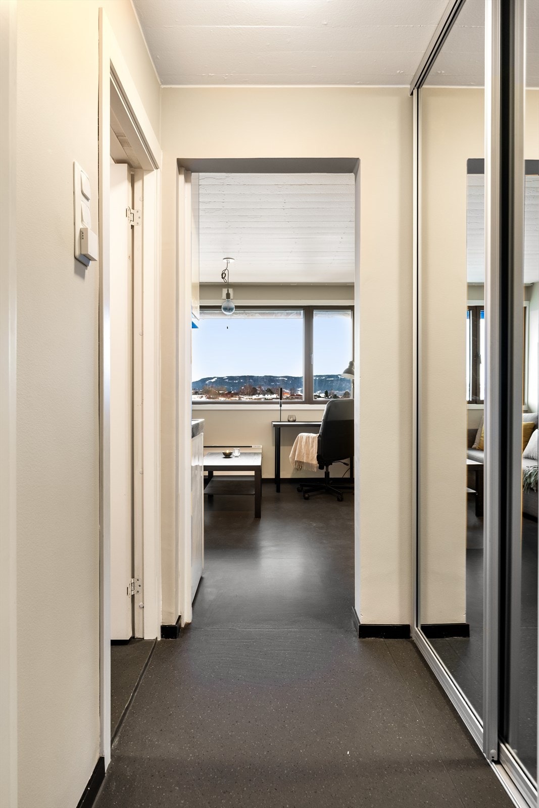 Lys og innbydende entré med stort garderobeskap som gir god og effektiv lagringsplass. Galleribilde