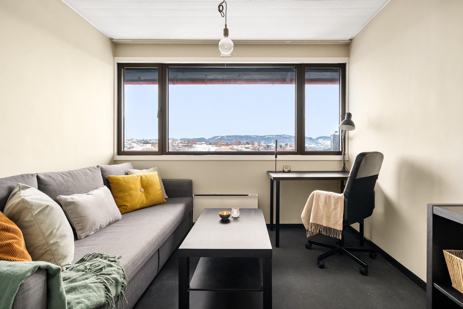 Store vindusflater gir leiligheten rikelig med lysinnslipp. Galleribilde