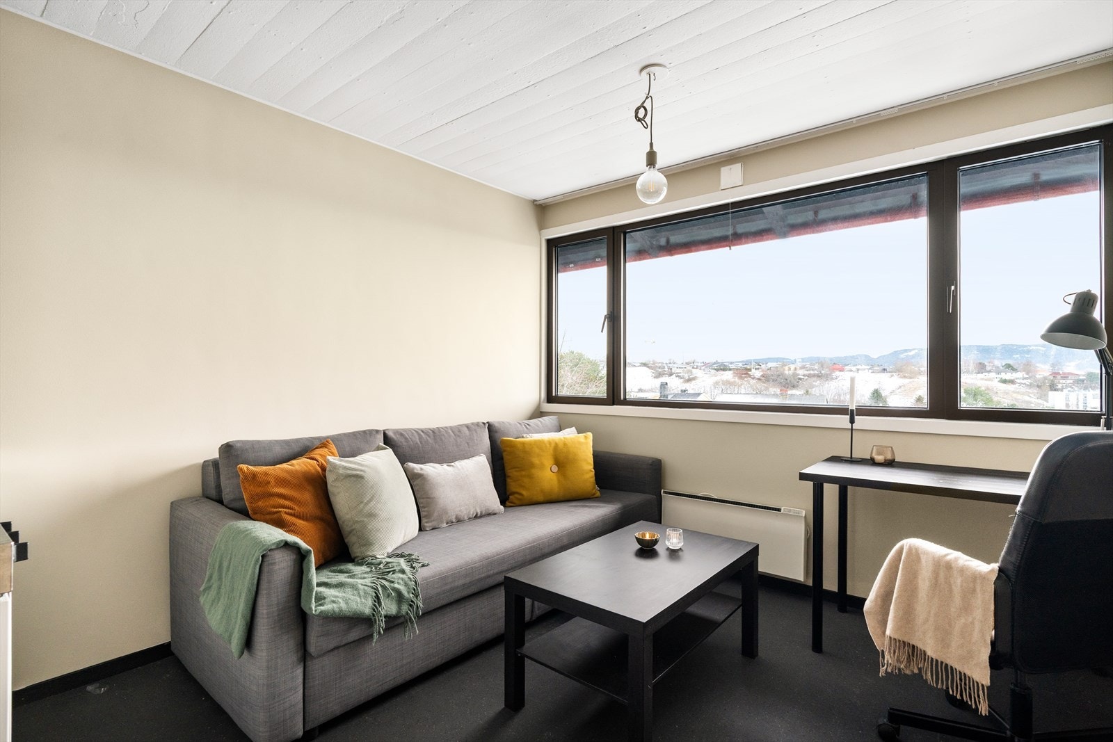 Stuen måler 10,3 m² med god plass til sovesofa. Galleribilde