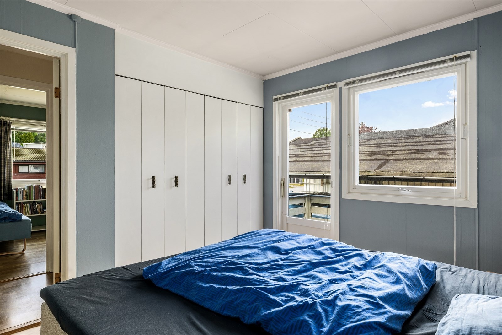 Hovedsoverom med direkte adkomst til bad og utgang til balkong Galleribilde