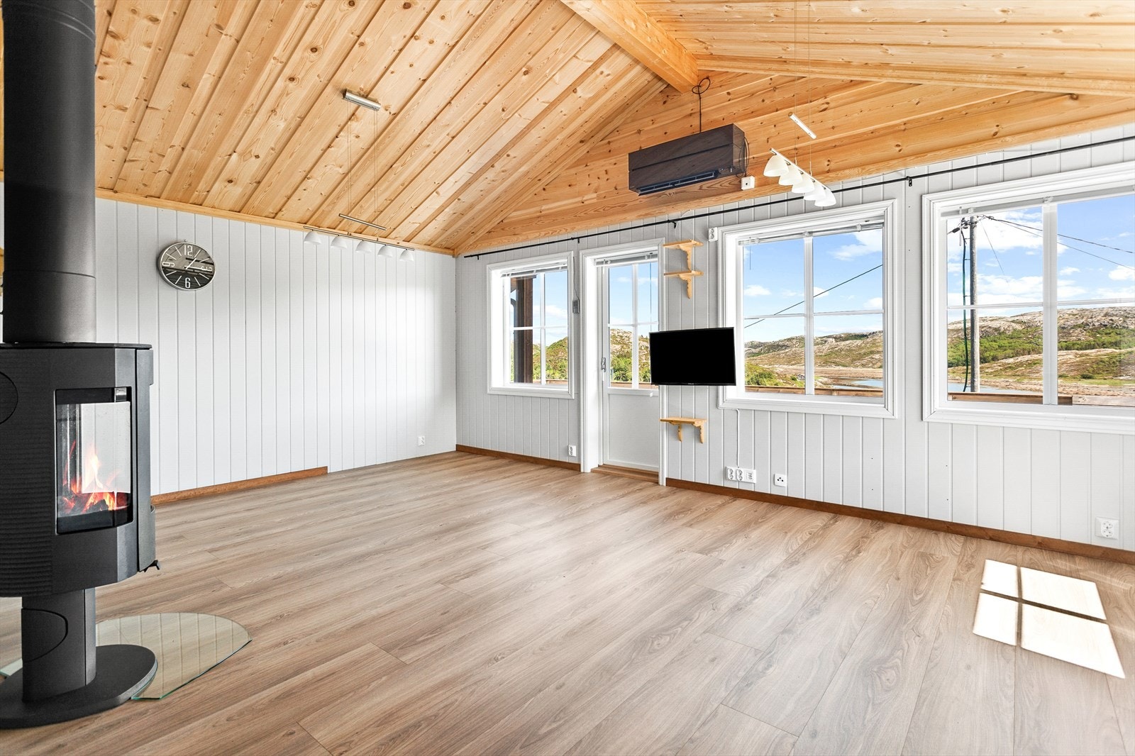 Velkommen inn i hytta, legg merke til den gode romfølelsen når taker er høyt Galleribilde