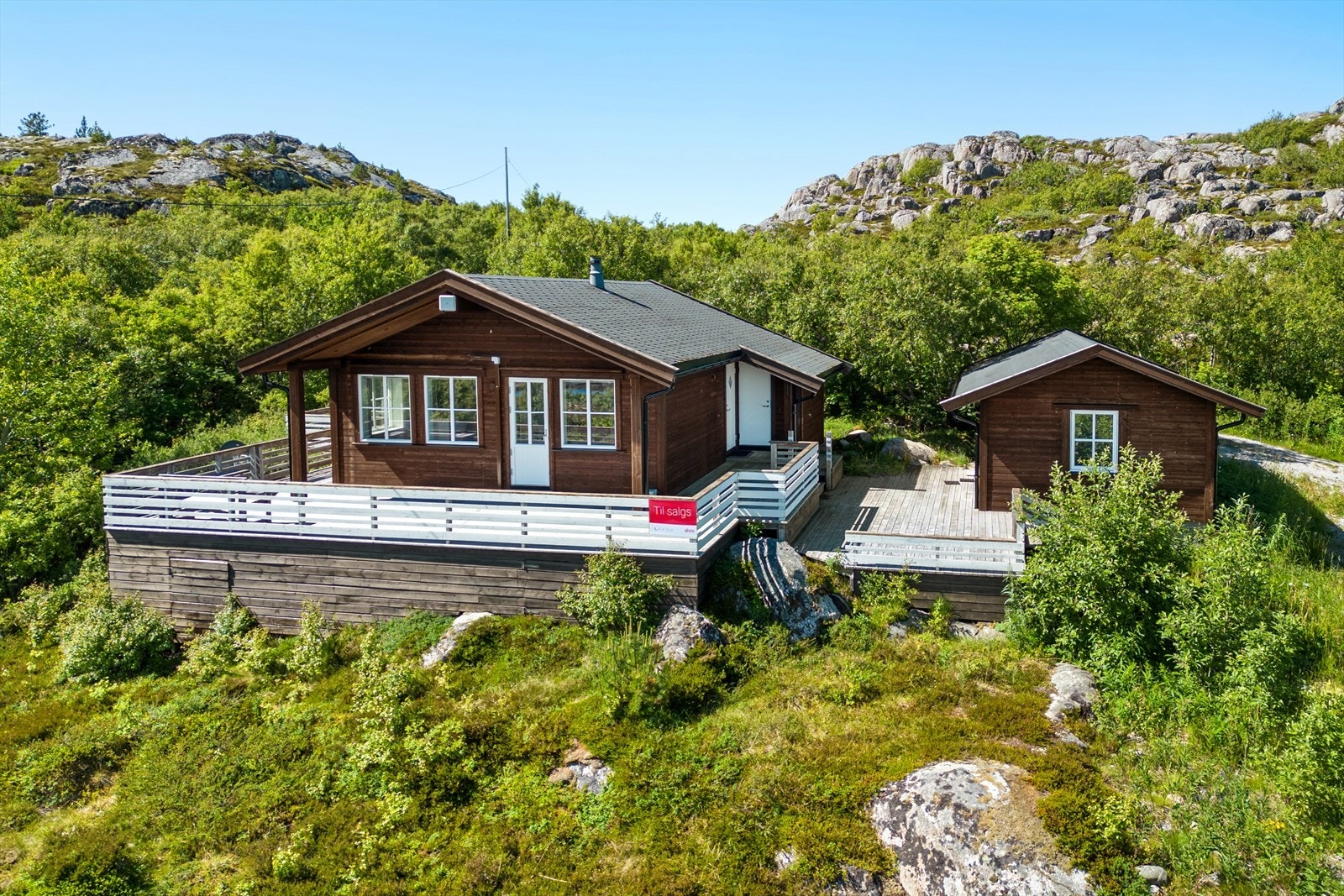 Her har du hytte med aneks og flott utsikt mot Tjønnsøyvegen Galleribilde