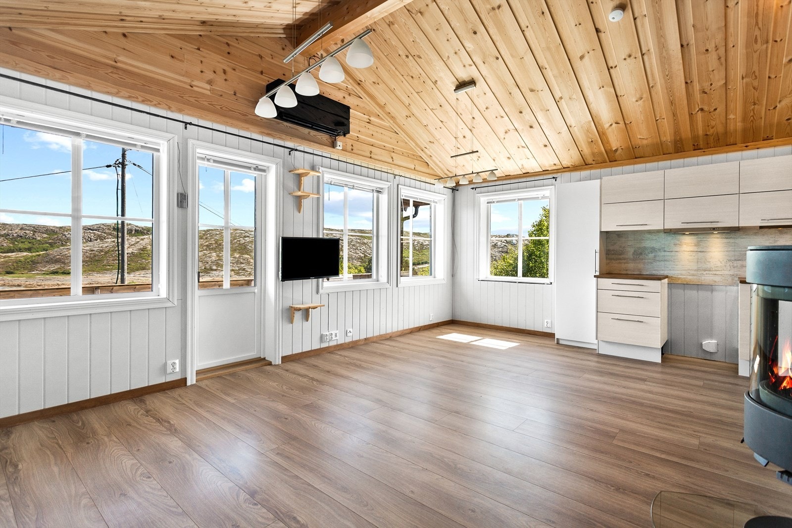 Hytten varmes opp ved hjelp av vedfyring og varmepumpe Galleribilde