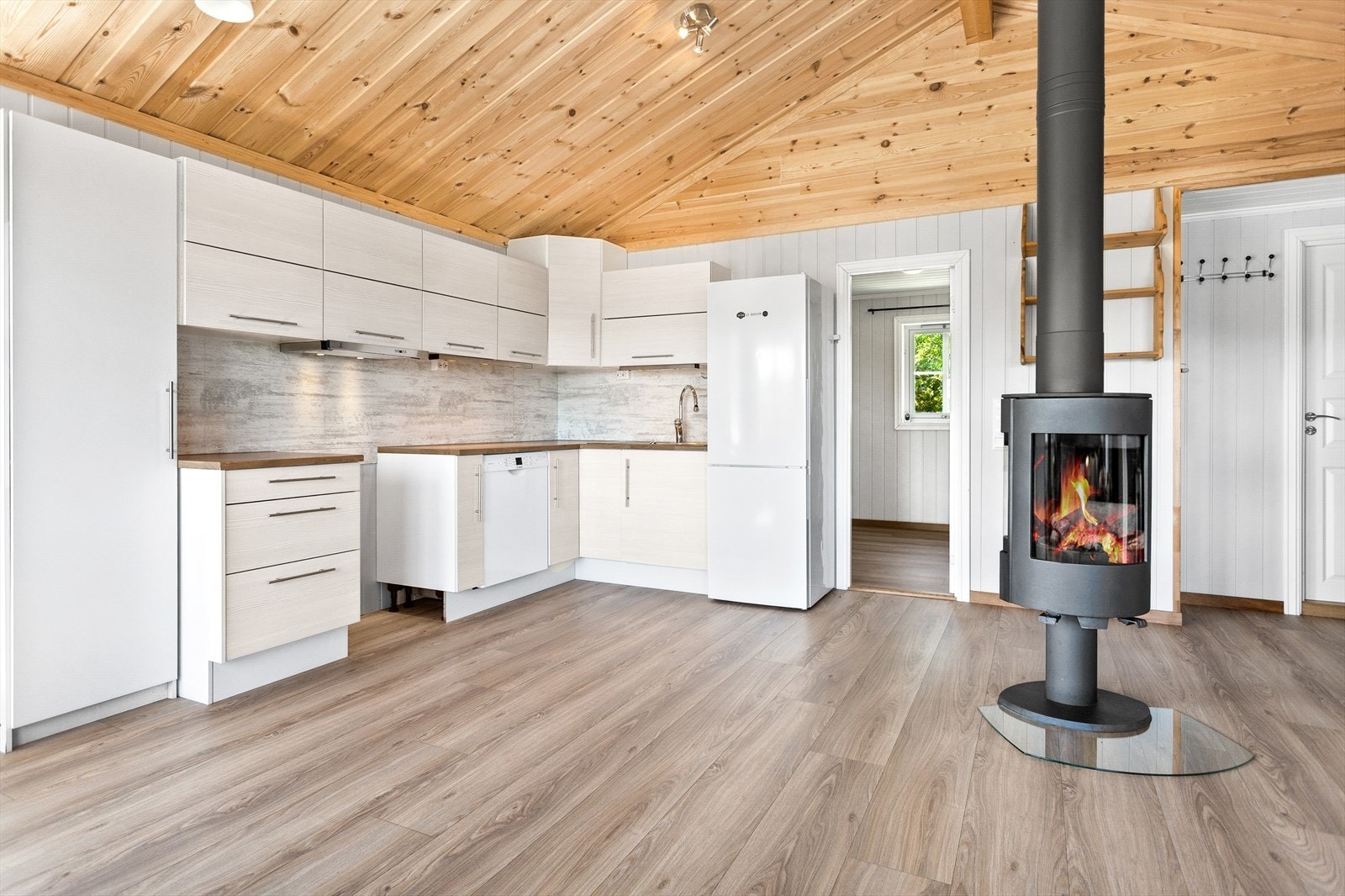 I bakkant av kjøkkenet er det soverom og bad Galleribilde