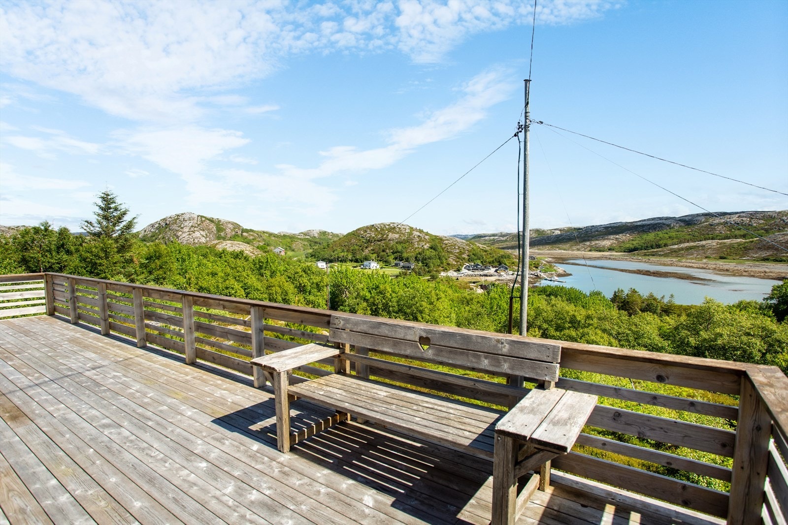 Romslig terrasse på fremsiden av hytten Galleribilde