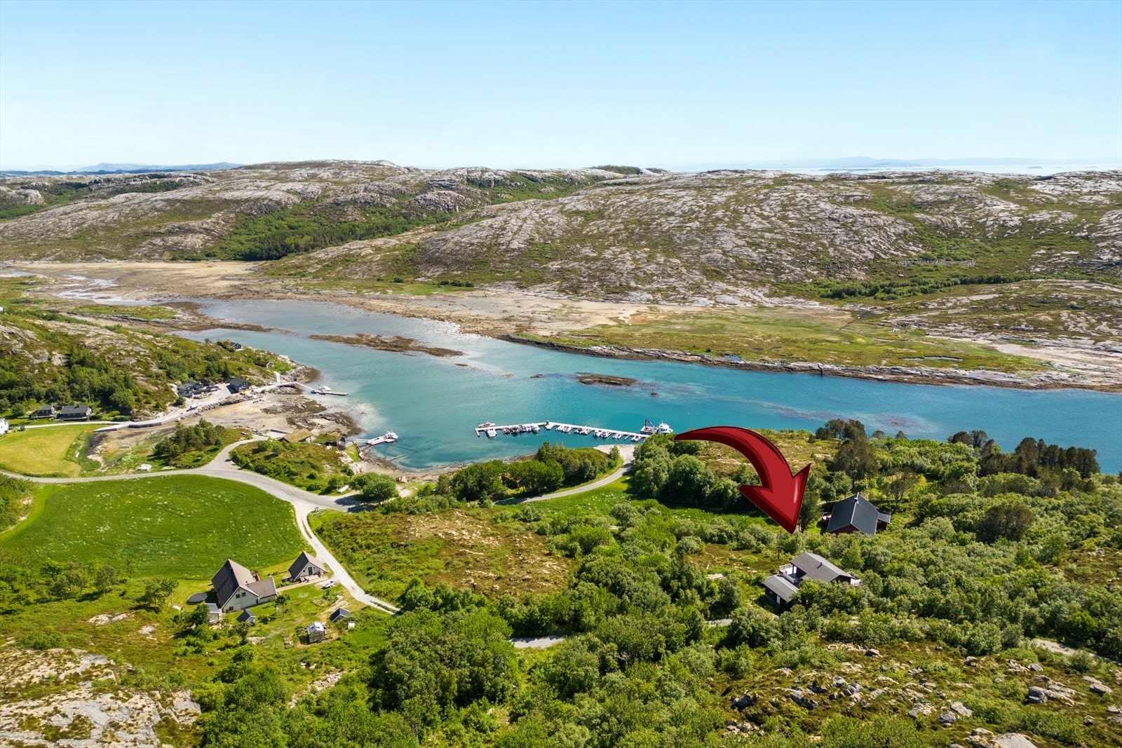 Hytten ligger noe for seg selv på høyden Galleribilde