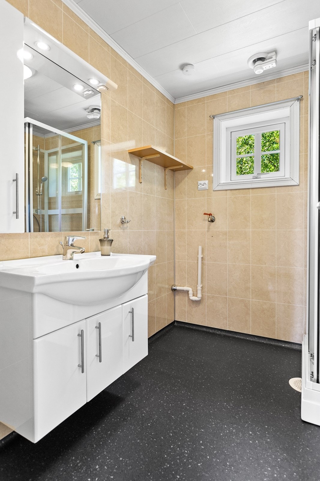 Badet med servant, WC og dusjkabinett Galleribilde