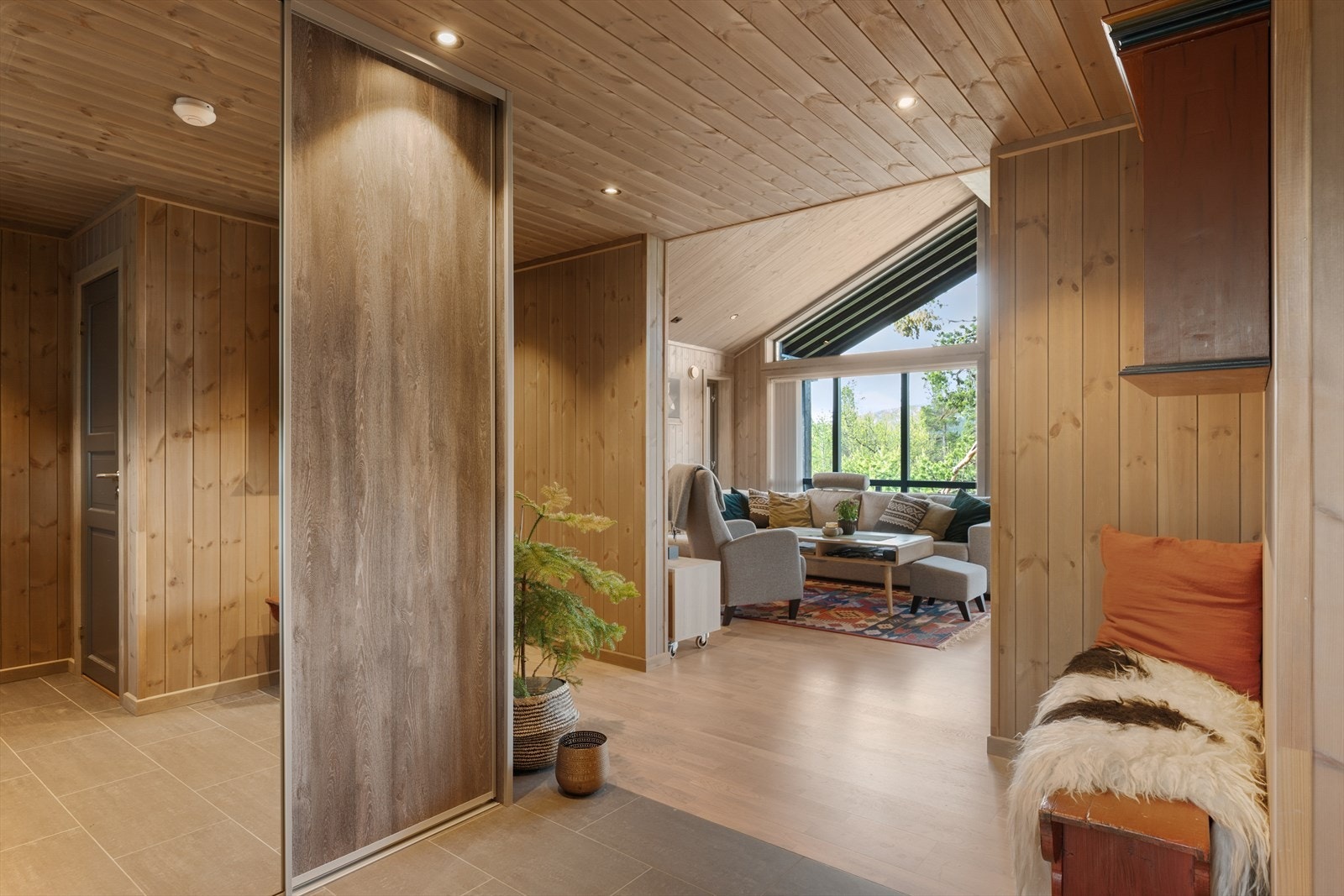 Trivelig interiør og fargevalg setter sitt preg på hytta, og boligen har et helhetlig uttrykk. Galleribilde