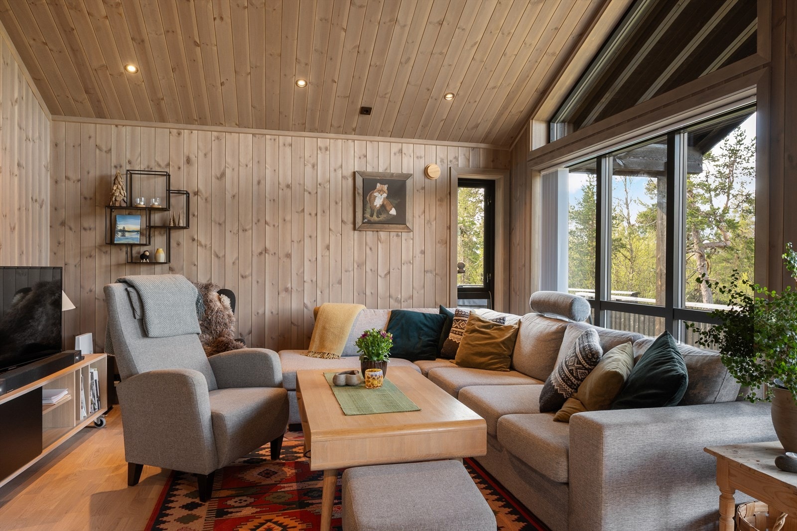 Det er god plass til sofagruppe, lenestoler, TV-møbler, spisestue mm. Galleribilde