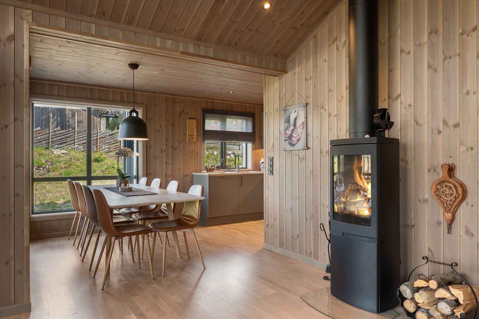 En hyggelig spisestue er plassert i tilknytning til kjøkkenet. Galleribilde