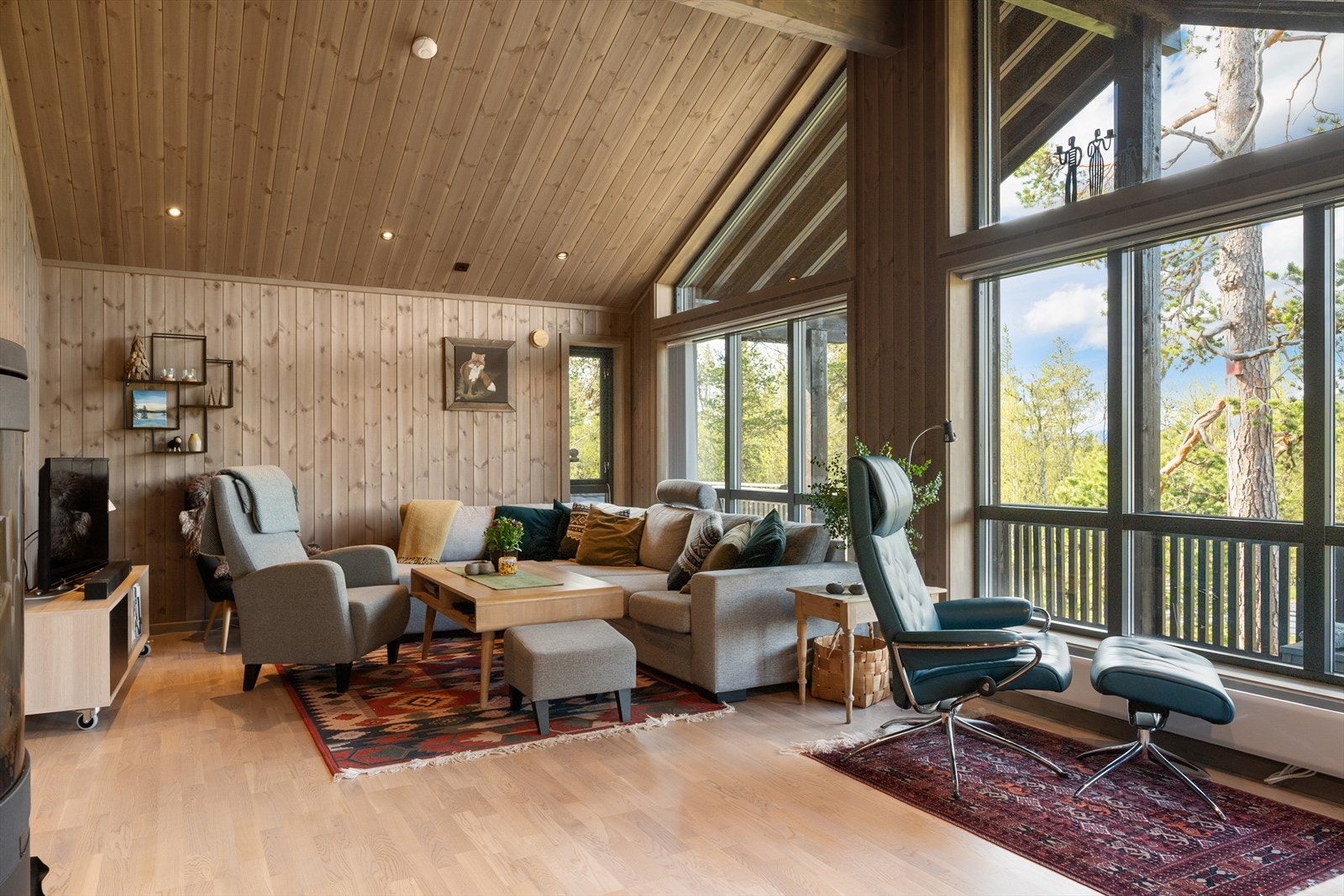 Videre inn ligger stue og kjøkken i dels åpen løsning. Galleribilde