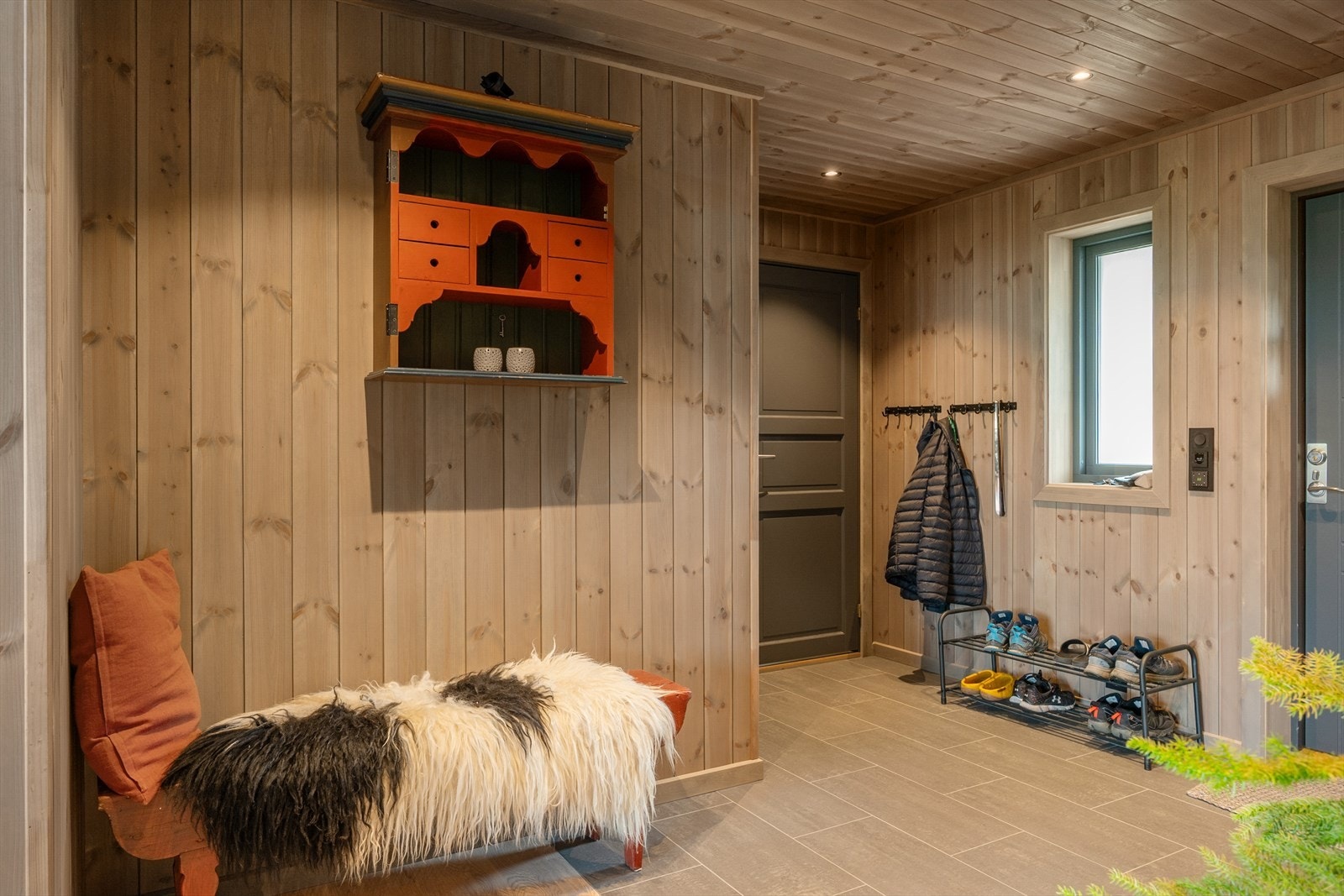 Gulvet er flislagt med grå fliser. Galleribilde