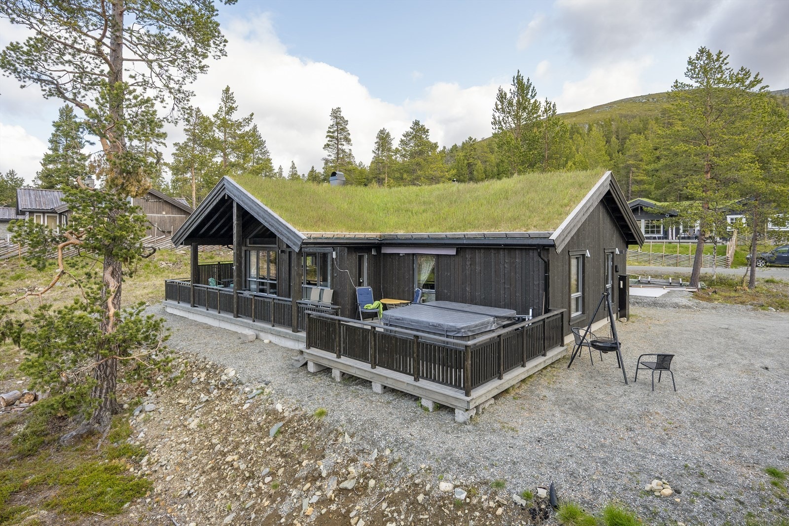 Fritidsboligen ble oppført i 2021 og ligger fint til i et nyere hyttefelt på Lemonsjøen. Galleribilde