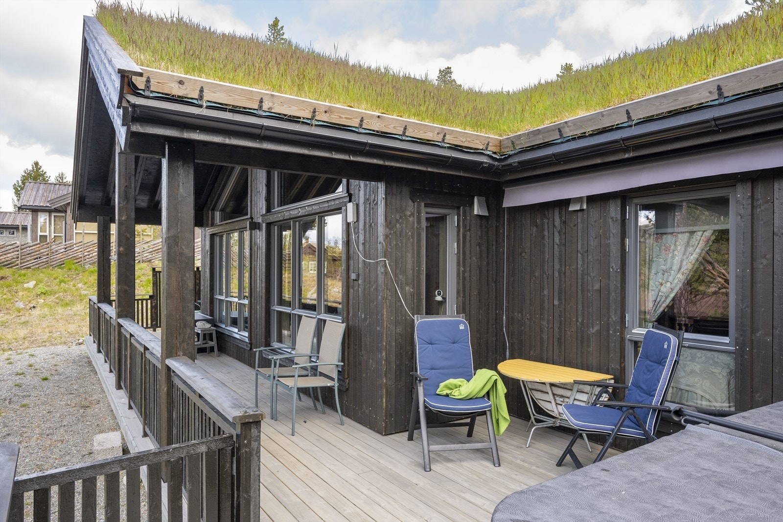 Her kan man nyte solrike dager og ta et bad i medfølgende jacuzzi. Galleribilde