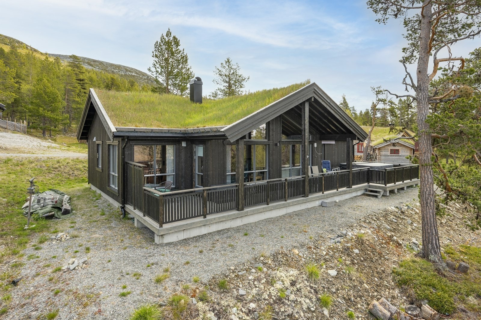 Hytta går over ett plan. Galleribilde