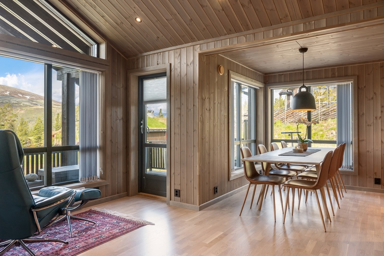 Det er dør videre ut til terrassen. Galleribilde