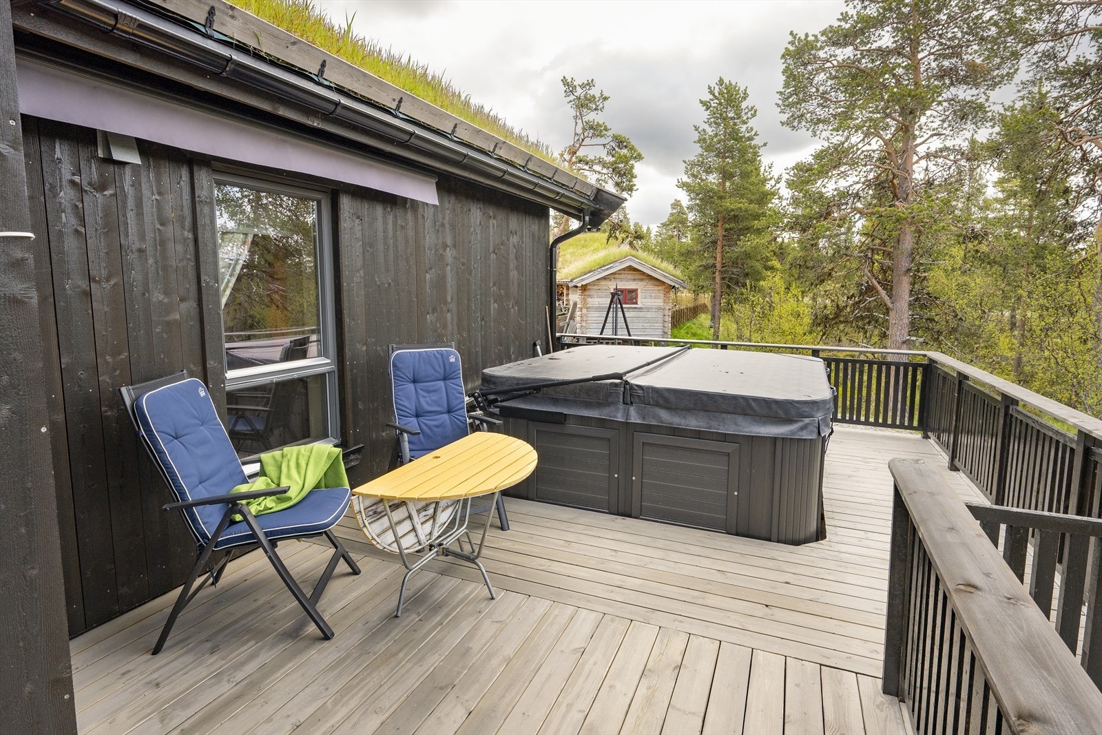 Deler av terrassen har terrassemarkise. Galleribilde