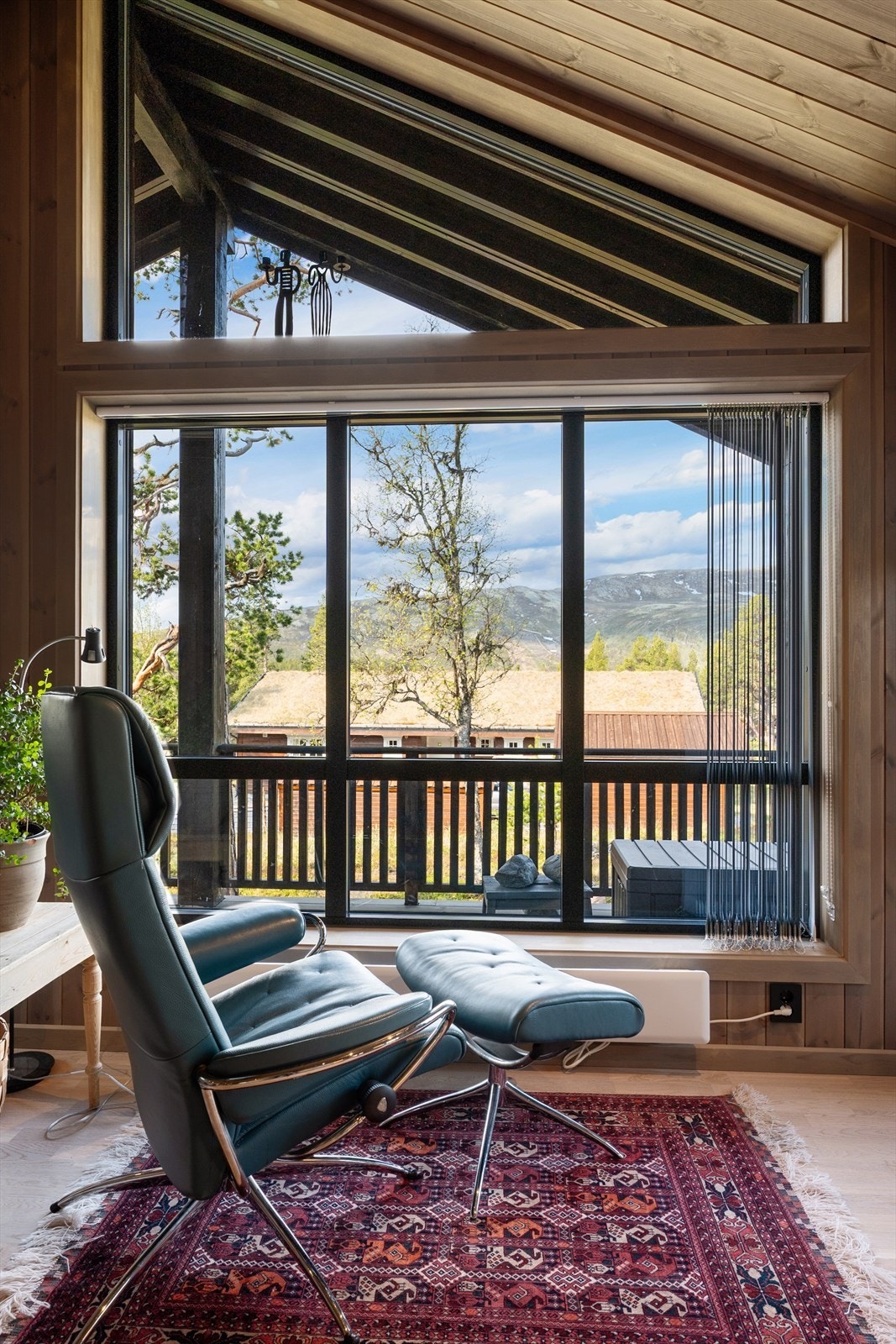 Fra stue og kjøkken er det flott utsikt mot fjellområdene omkring. Galleribilde