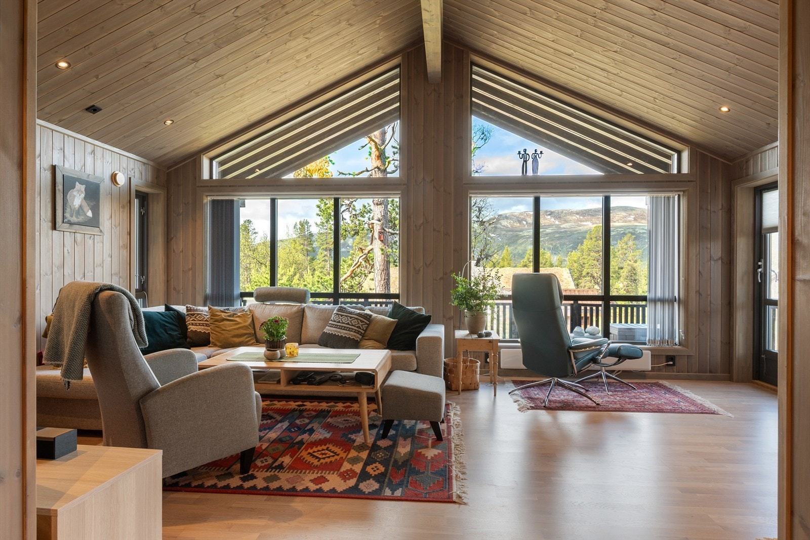 Skråhimling og store vindusflater gjør stua lys og luftig. Galleribilde