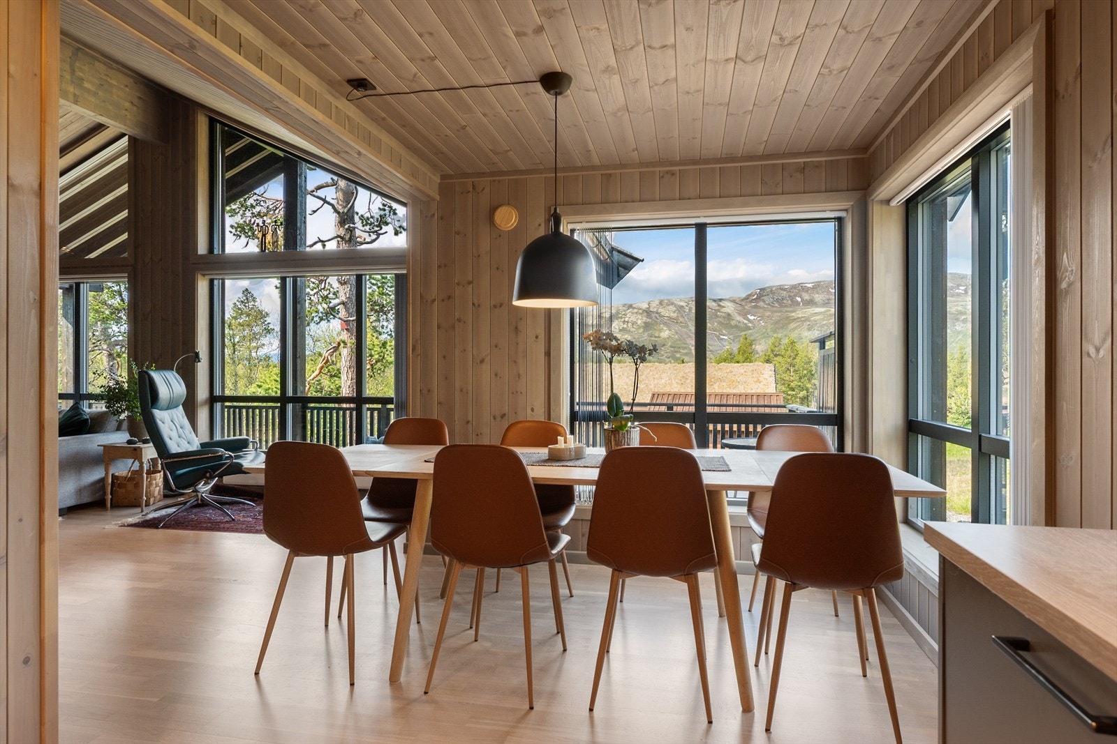 Her nyter du både maten, selskapet og utsikten. Galleribilde