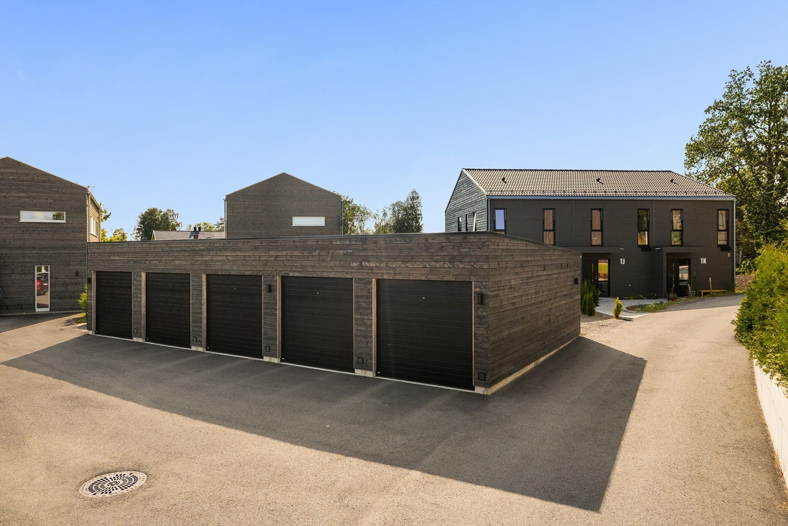 Tilhørende garasjeplass i garasjerekke. Galleribilde