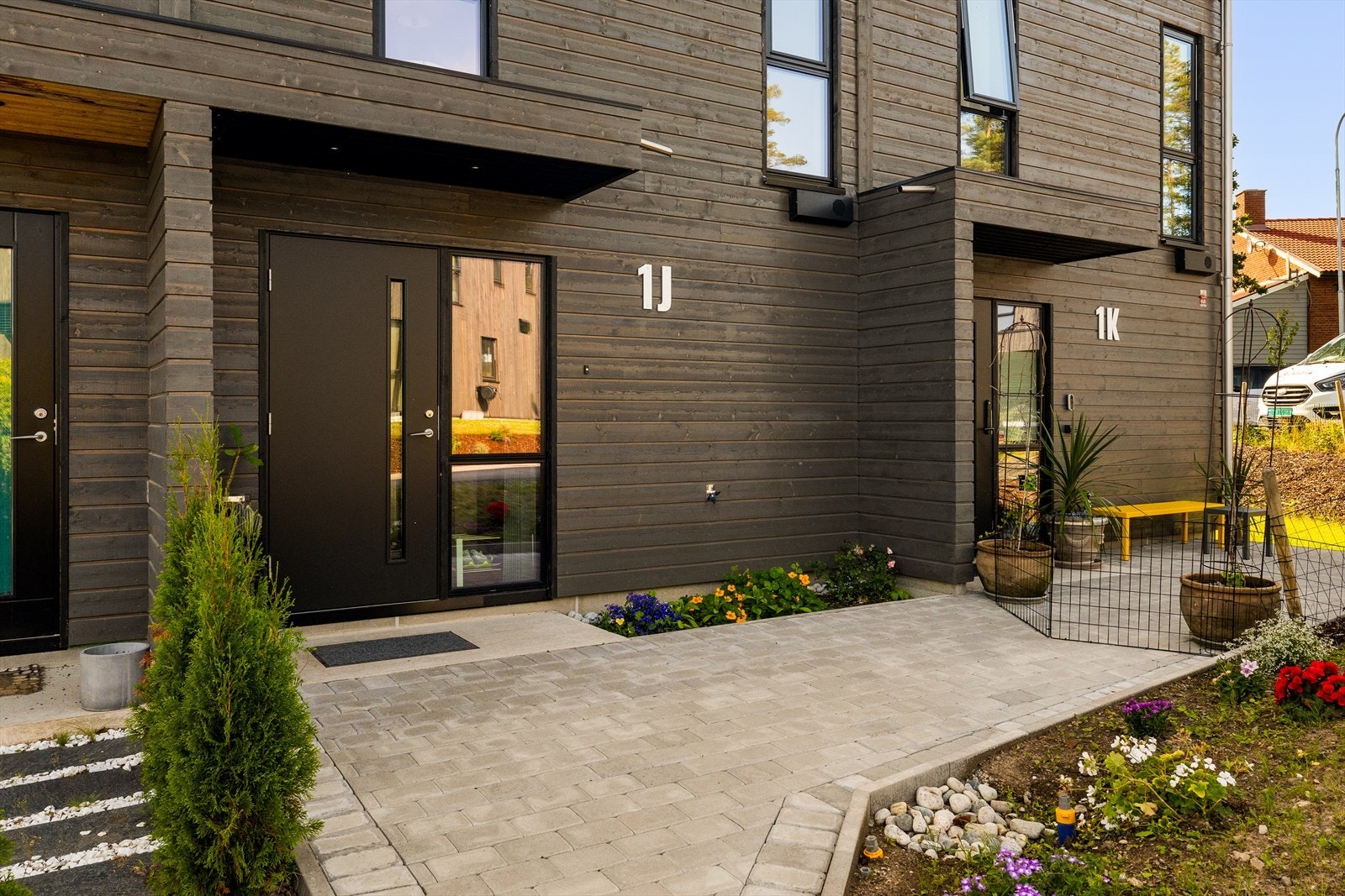 Pent hellelagt inngangsparti. Galleribilde