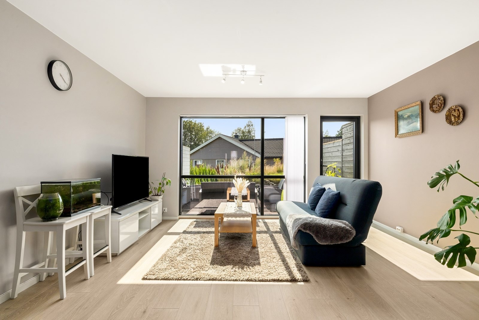 De store vinduene i stuen sørger for rikelig med naturlig lysinnslipp Galleribilde