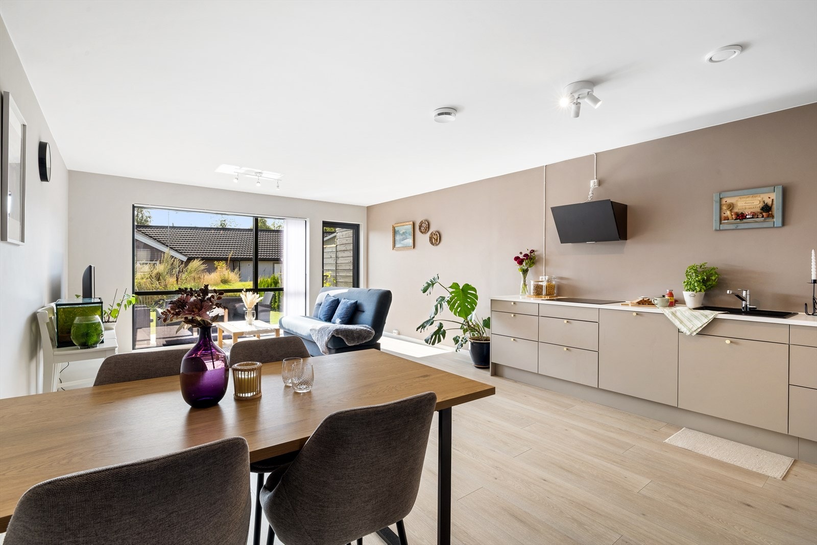 Stue og kjøkken i åpen løsning. Galleribilde