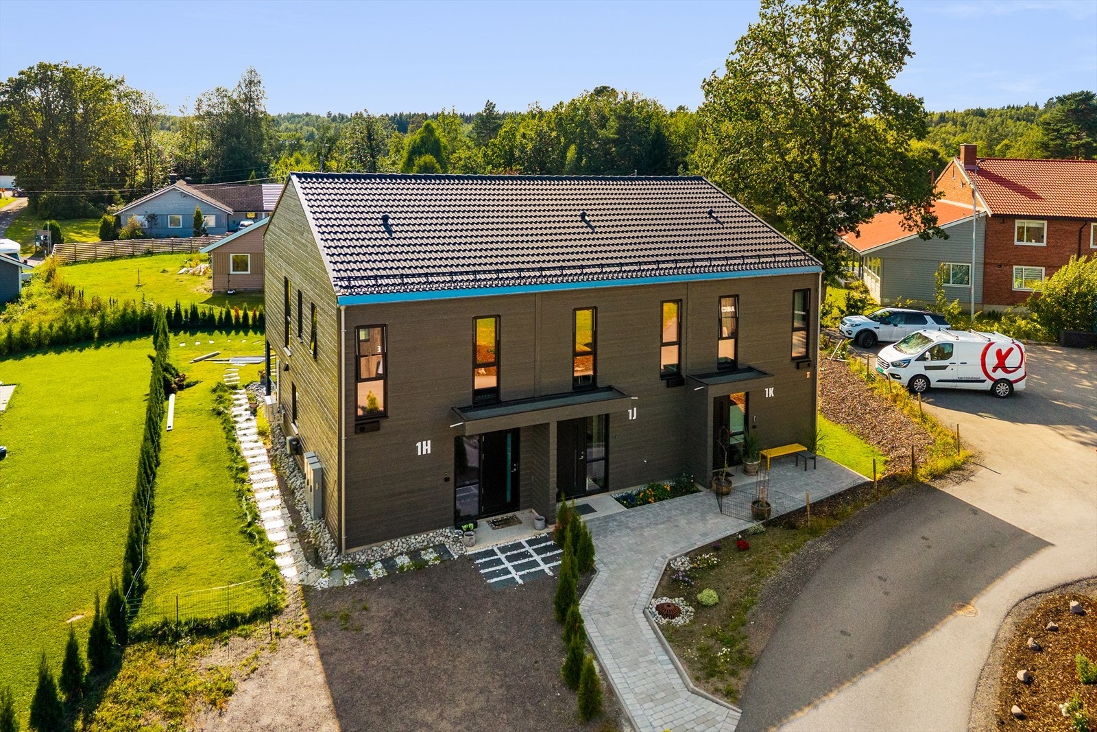 Fasade er kledd i moderne, mørkbehandlet treverk som gir et tidløst og stilrent uttrykk, godt tilpasset omgivelsene rundt. Galleribilde