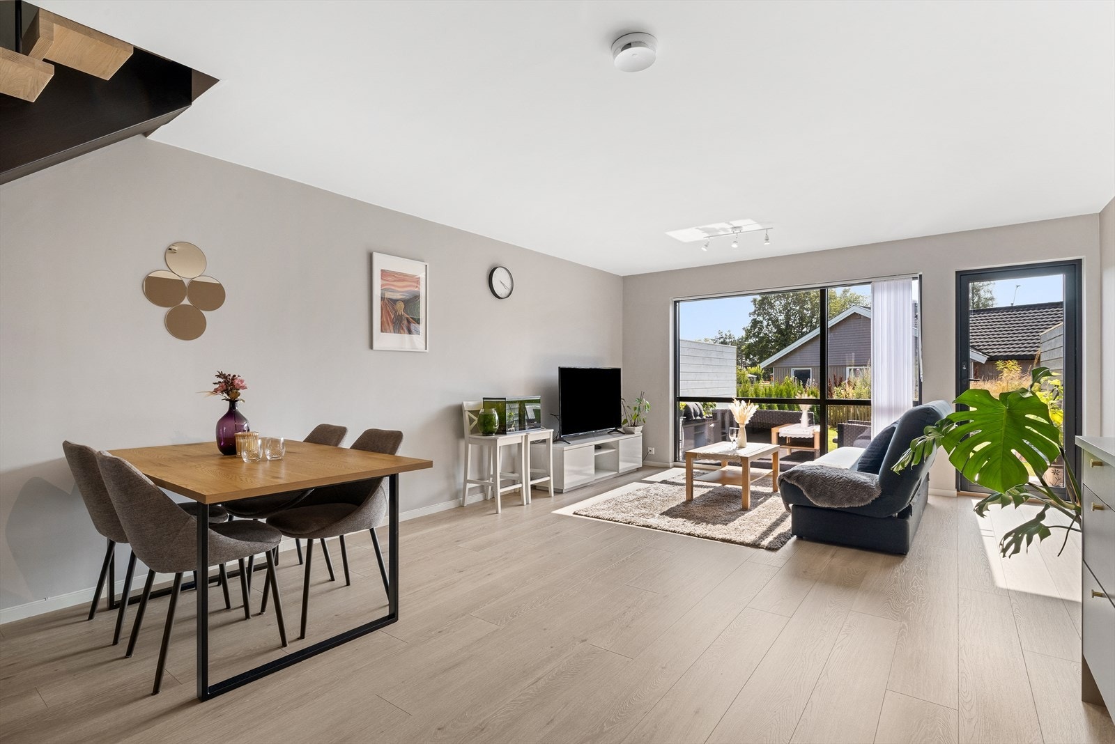 De store vinduene i stuen sørger for rikelig med naturlig lysinnslipp Galleribilde